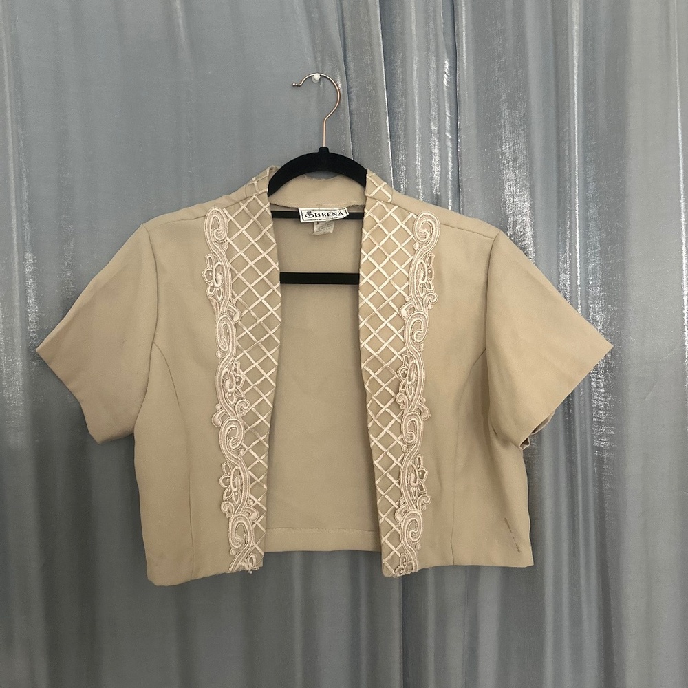 beige short sleeve blazer with basquet appliqués